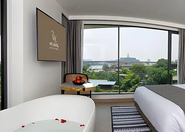 We Riverfront Hotel