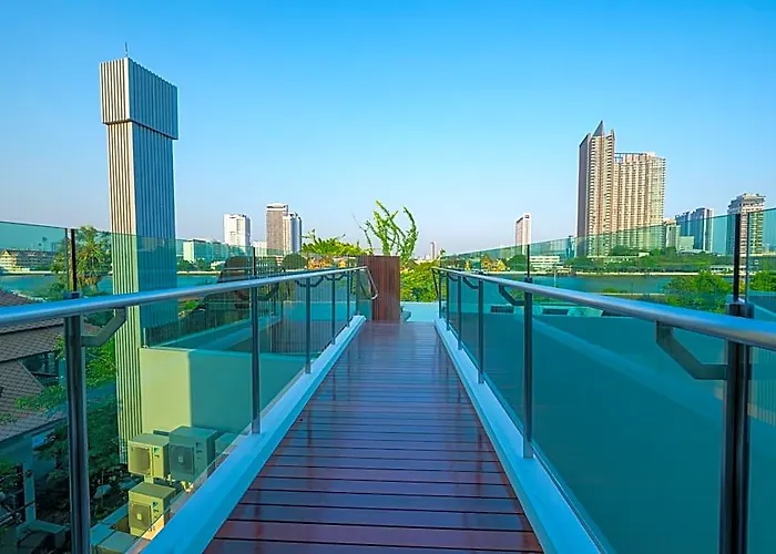 We Riverfront 4*